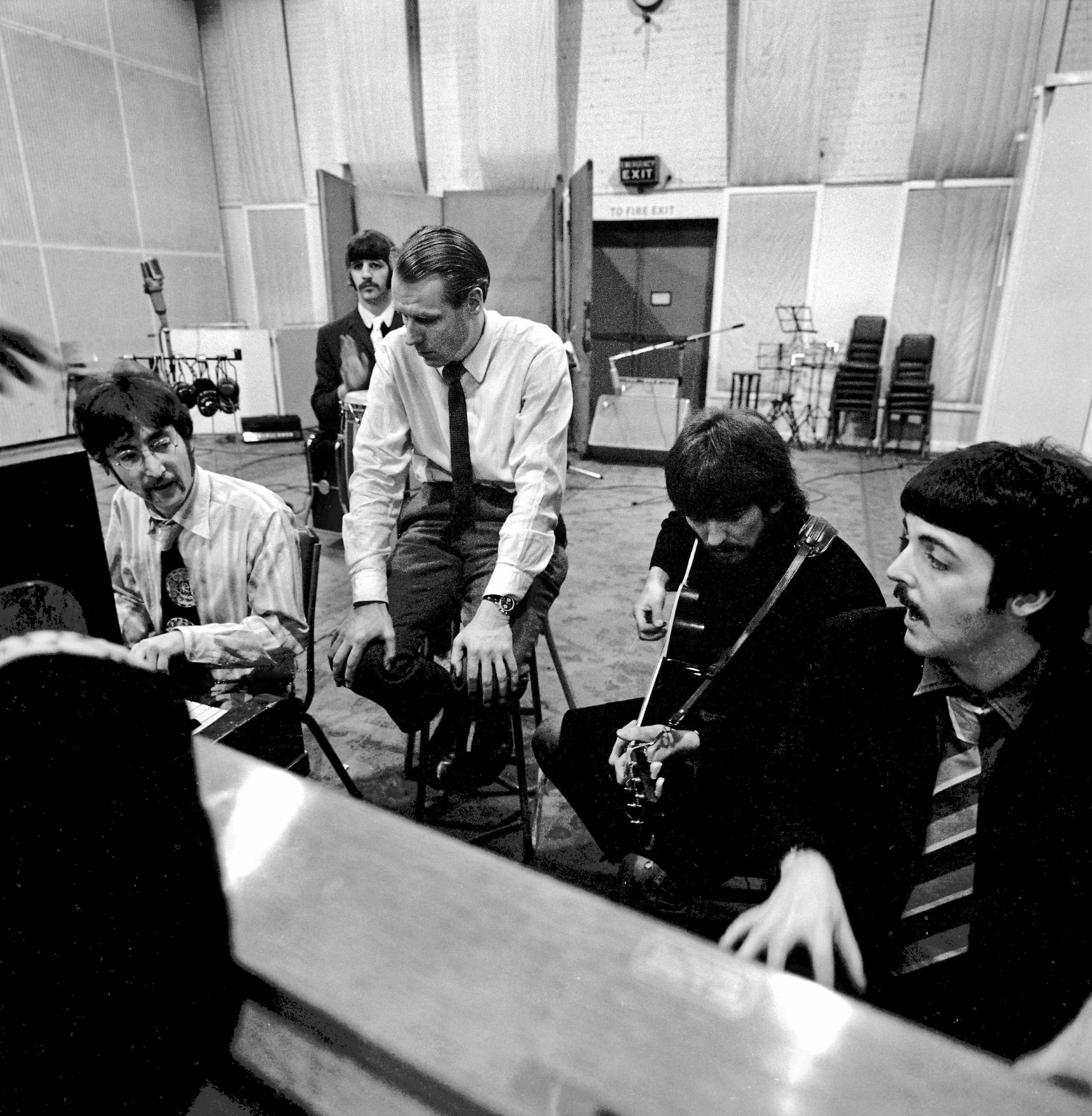 Produtor, arranjador, compositor, engenheiro sonoro, músico e maestro, George Martin era considerado "o quinto Beatle". Ele ajudou Ringo, Paul McCartney, John Lennon e George Harrison a alcançar o estrelato, com cerca de trinta canções chegando ao primeiro lugar das paradas no Reino Unido - EFE/LESTER COHEN