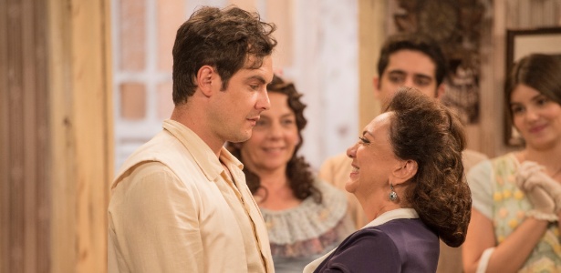 Candinho (Sérgio Guizé) encontra a mãe, Anastácia (Eliane Giardini), em "Êta Mundo Bom" - João Cotta/TV Globo