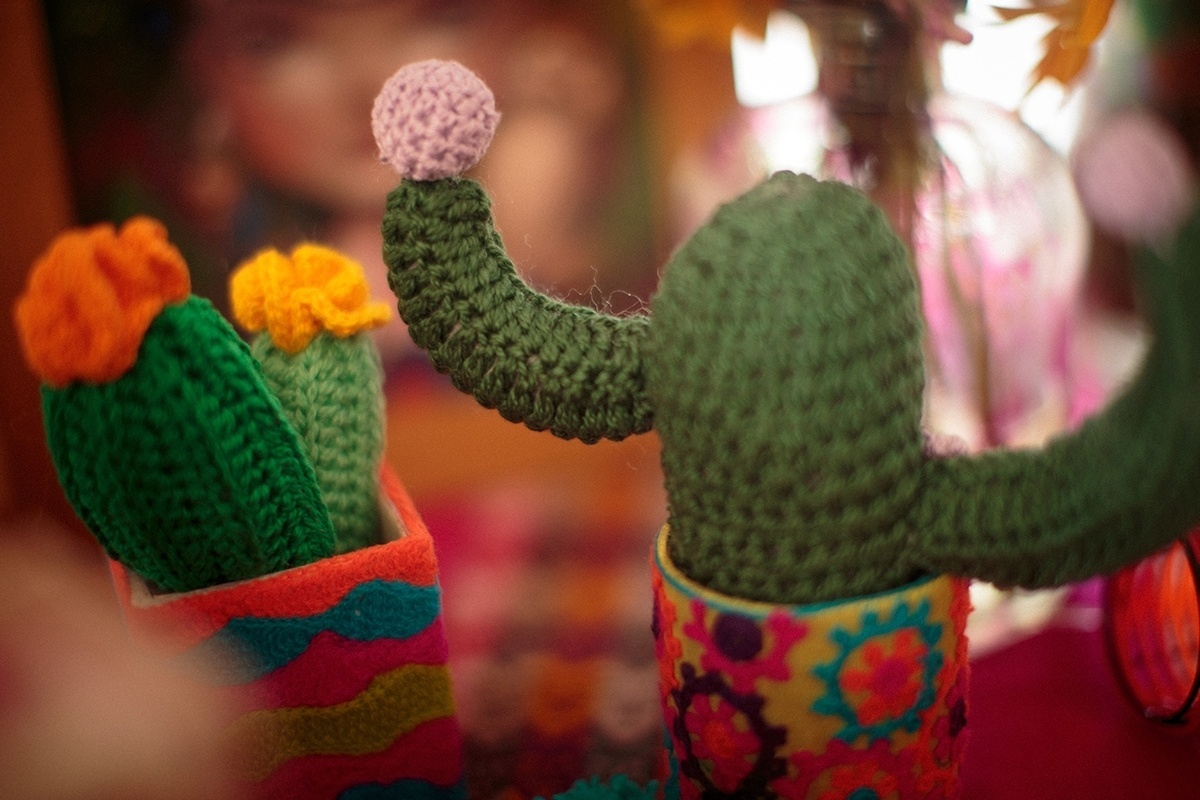 Cactos (plantas típicas do México) feitos de crochê ajudaram a decorar a festa de um ano inspirada na artista Frida Kahlo - Ilana Lichtenstein/Divulgação