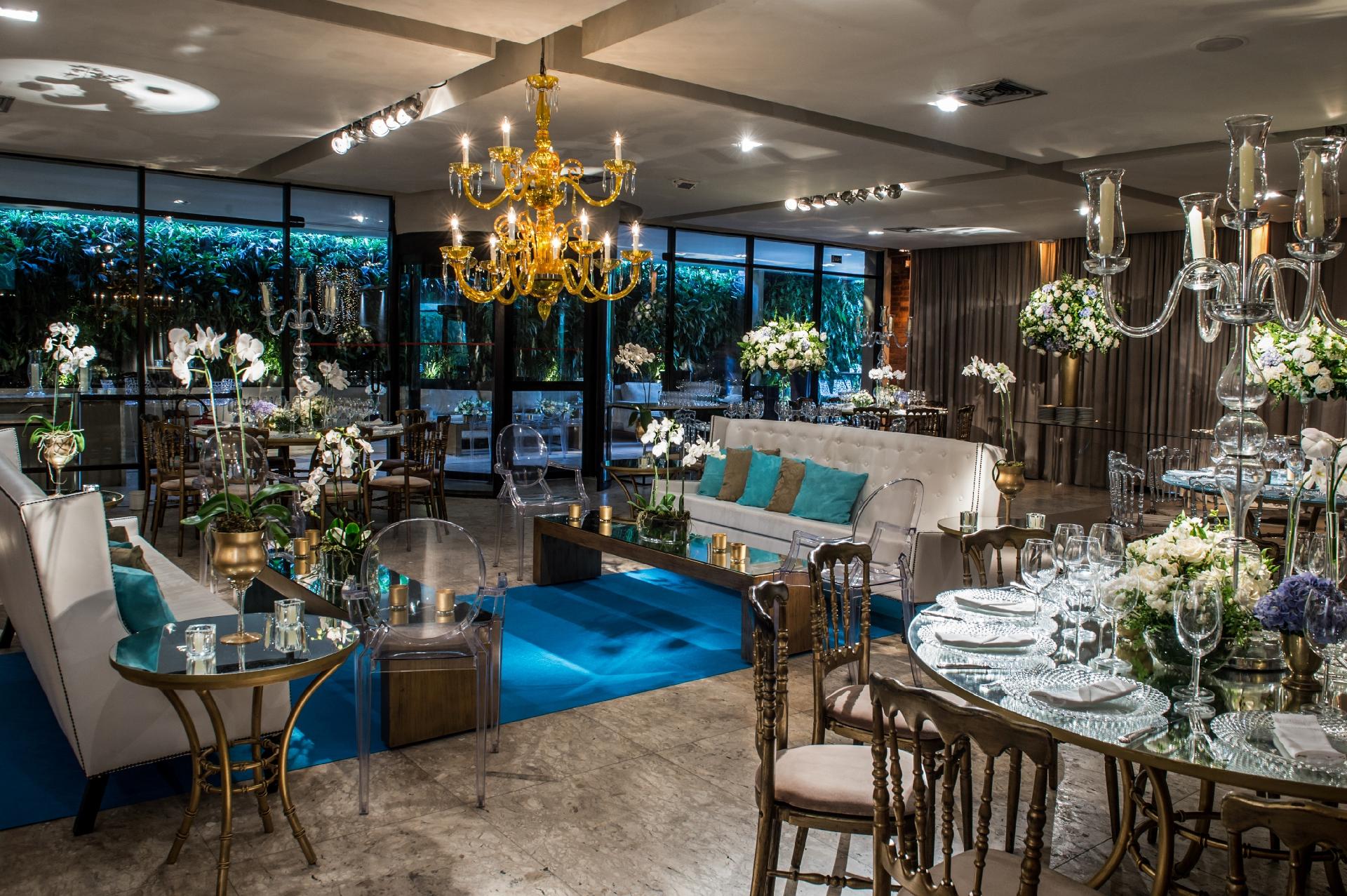 As cores predominantemente usadas na decoração da festa foram o azul, azul-tiffany, champanhe, off-white e dourado. A decoração foi assinada por Fabio Mattar Puppi, da 1-18 Project. A assessoria do evento ficou por conta de Ana Júlia Figueiredo (www.anajuliafigueiredo.com.br) - Lan Rodrigues