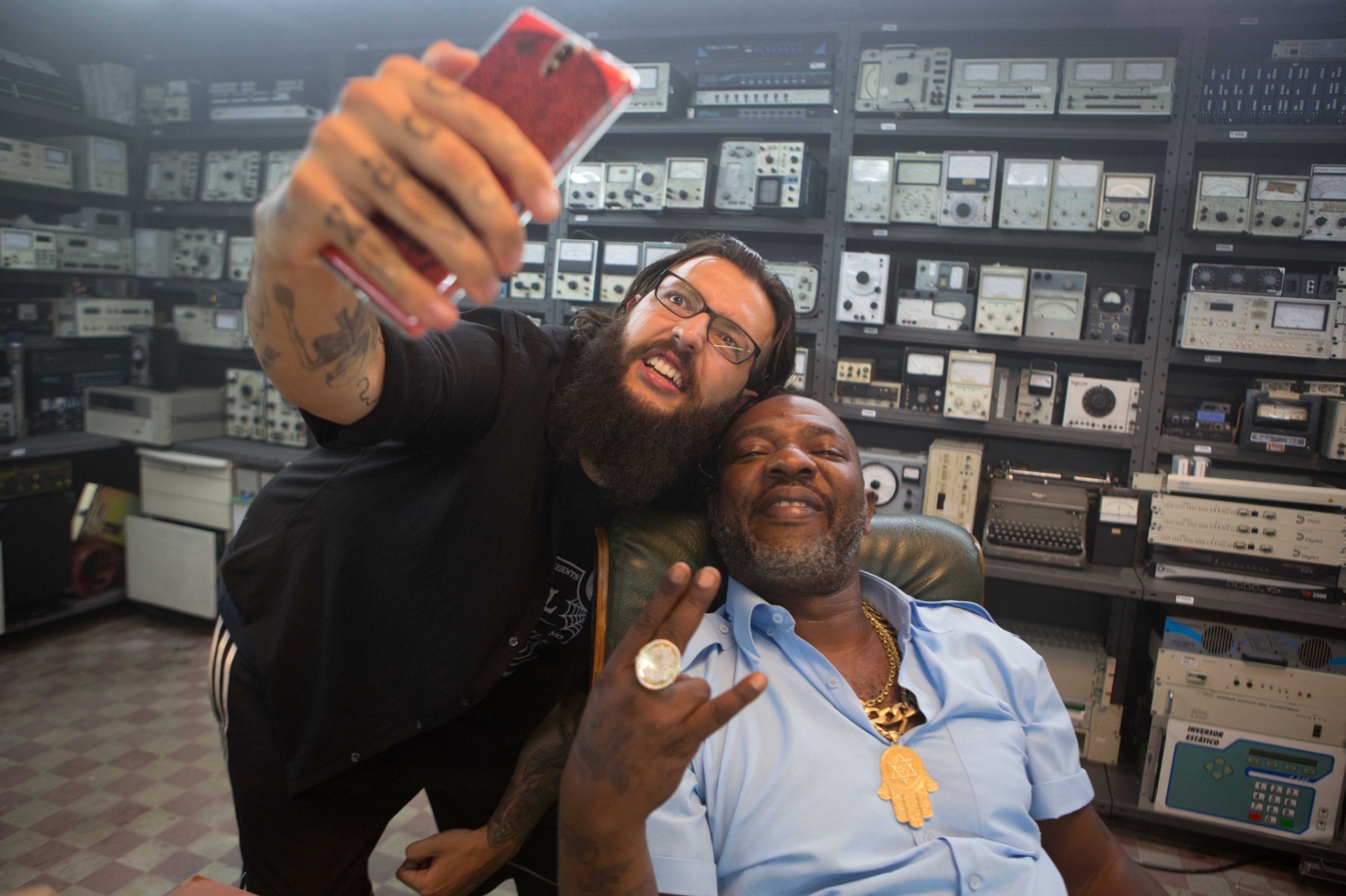 O youtuber Cauê Moura contracena com o músico MC Catra durante a gravação de "Internet - O Filme". O roteiro é de Rafinha Bastos e Dani Garuti e tem estreia prevista para janeiro de 2017 - Aline Arruda/Divulgação