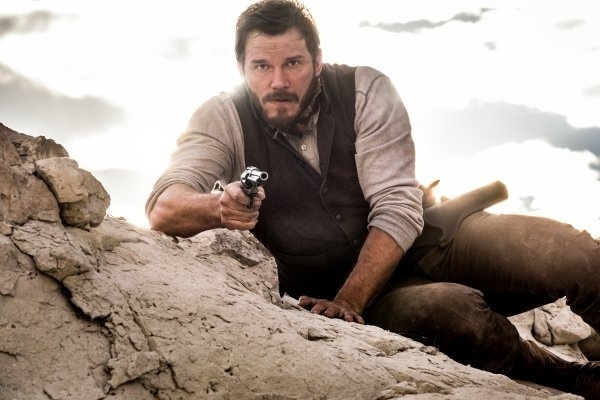 O longa conta a história dos habitantes de um pequeno vilarejo que sofrem com constantes ataques de um bando de pistoleiros - Divulgação