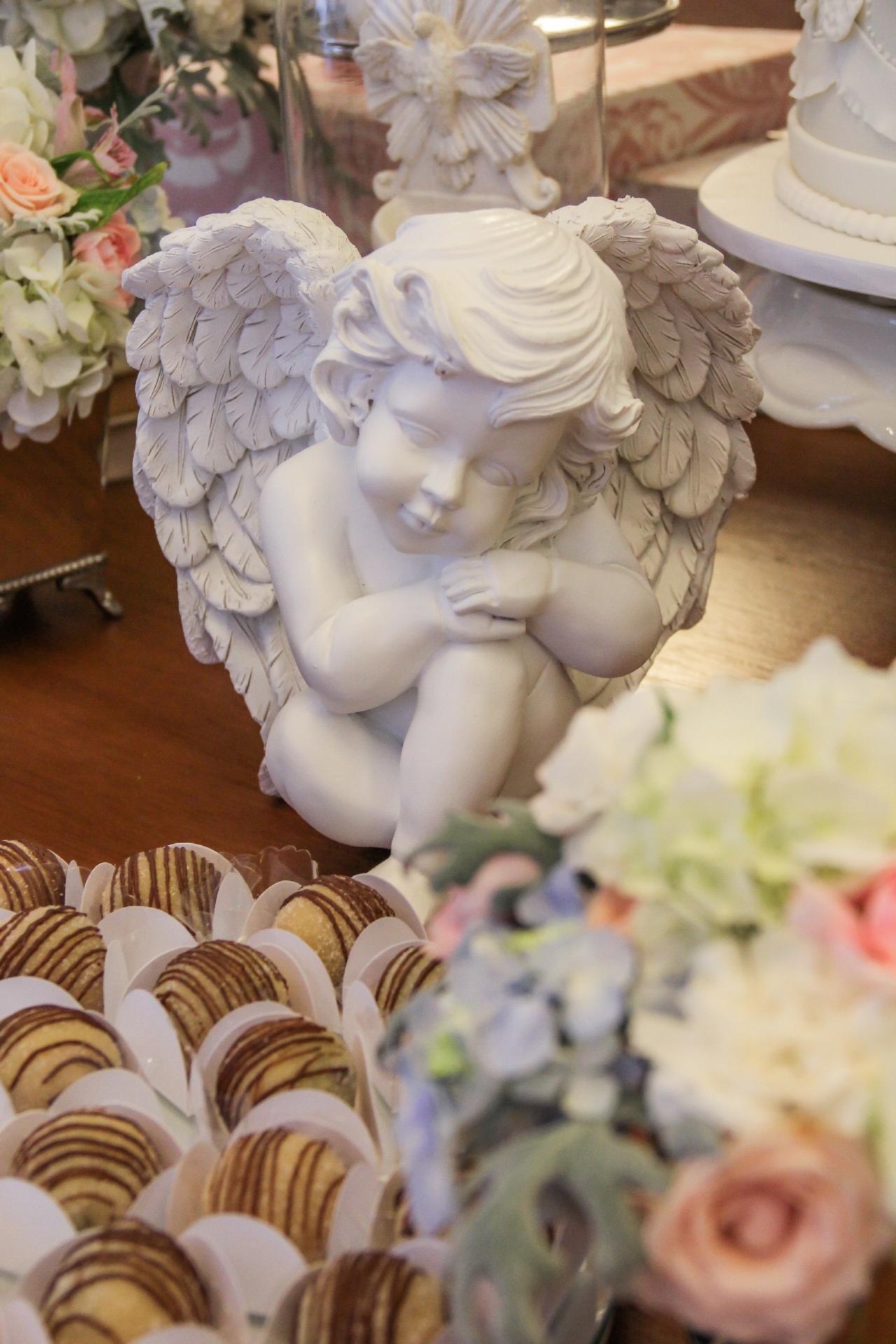 Destaque entre os doces oferecidos aos convidados, o doce de uva com cobertura de creme branco, da Le Malu Ateliê de Bolos e Doces, embelezaram a mesa do batizado, que também contou com flores naturais e anjinhos - Divulgação