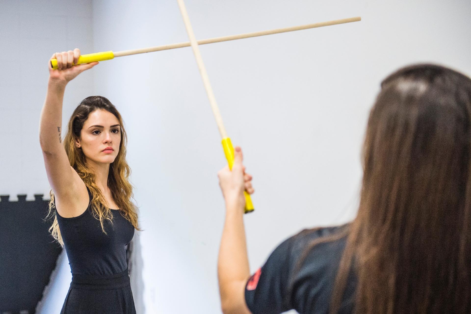 Preparação do elenco de "Novo Mundo": Isabelle Drummond, que será a escritora inglesa Anna, faz aulas de luta com espada - Divulgação/TV Globo