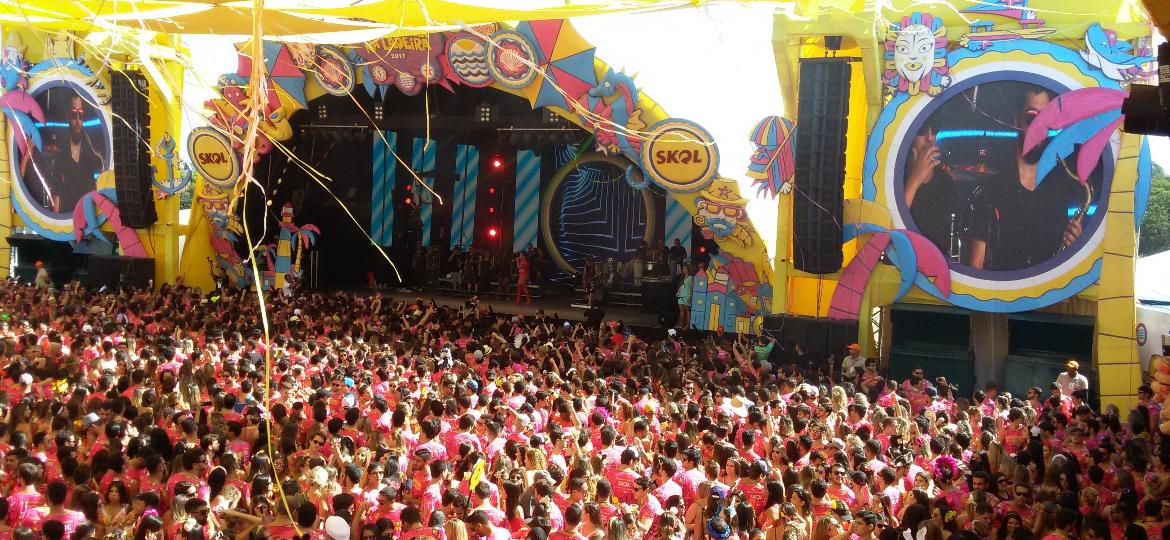 Cerca de 7.000 pessoas passam por dia de Carnaval na festa privativa Carvalheira da Ladeira, em Olinda - Daniel Lisboa/UOL