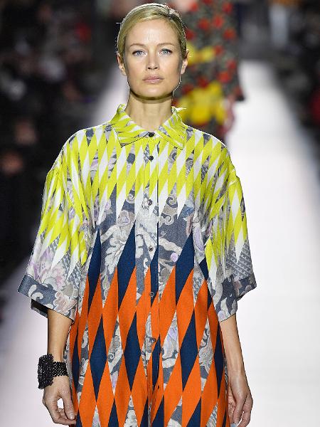 Carolyn Murphy desfilou para Dries Van Noten na Paris Fashion Week - Getty Images - Getty Images