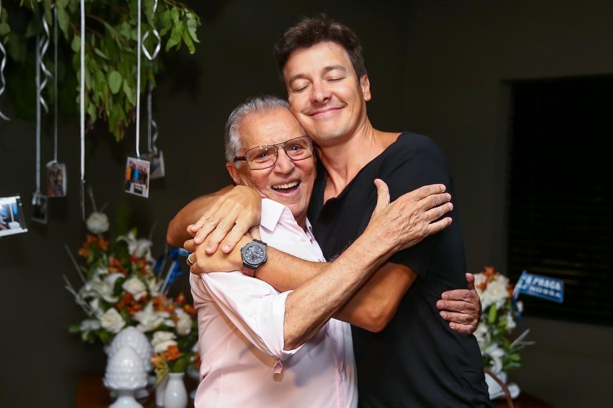 Carlos Alberto de Nóbrega ganha abraço de Rodrigo Faro em sua festa de 81 anos em pizzaria de São Paulo - Manuela Scarpa/Brazil News