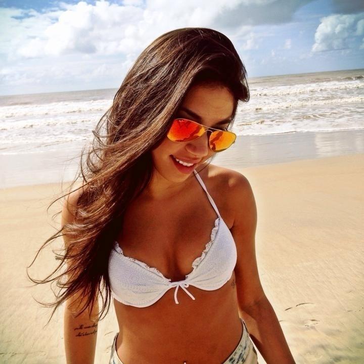 Luciana Chamone adora uma praia. Nas redes sociais, ela gosta de posar de biquíni e óculos de sol - Reprodução/Facebook