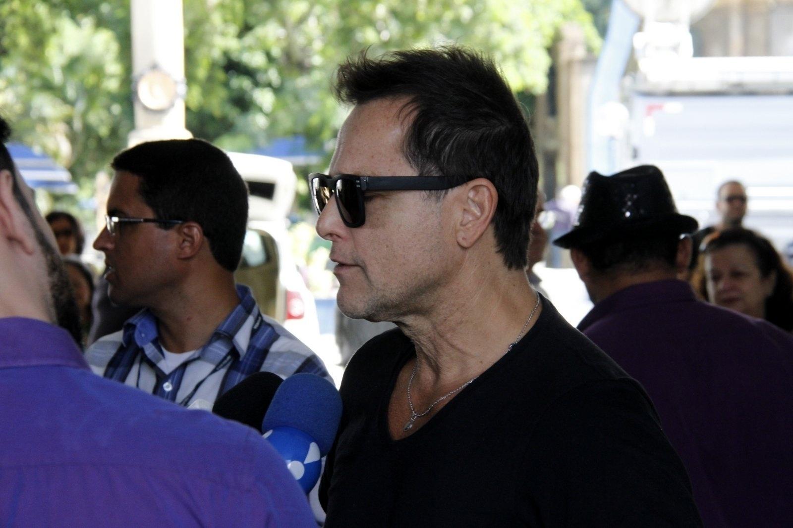 O cantor Silvinho Blau Blau comparece ao velório do amigo Jerry Adriani, no cemitério do Caju, no Rio de Janeiro - Marcos Ferreira/Brazil News