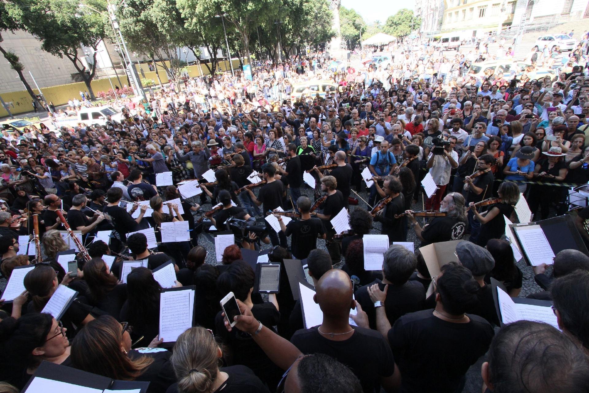 Funcionários do Theatro Municipal do Rio protestam pela falta de pagamento de salários pelo Governo do Estado, na Cinelândia no nesta terça (9) - Clever Felix/Brazil Photo Press/Folhapress