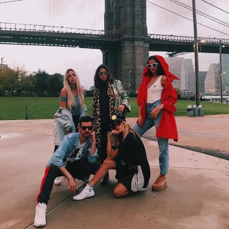 Bruna Marquezine (de casaco vermelho), Manu Gavassi (agachada) e Bianca Coimbra (de pé, loira) com amigos em Nova York - Reprodução/Instagram