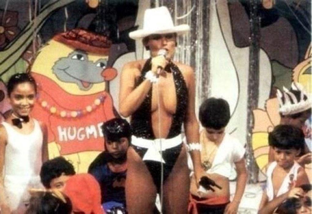 Aos vinte anos de idade, Xuxa já ousava no figurino em seu primeiro programa, o "Clube da Criança", da Rede Manchete, exibido na década de 80 - Reprodução
