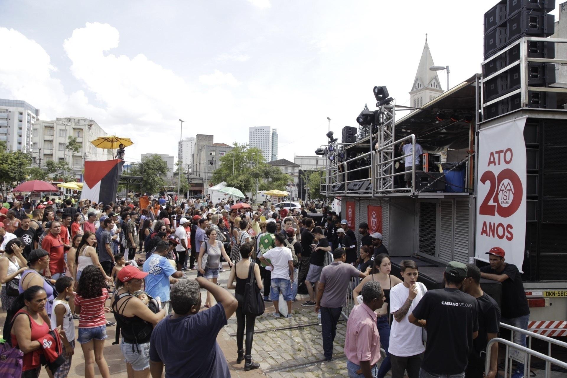 Público começa a chegar para evento comemorando os 20 anos do MTST (Movimento dos Trabalhadores Sem Teto) - Marcelo Justo/UOL
