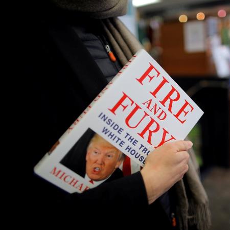 Mulher segura o livro "Fogo e Fúria", de Michael Wolff, em uma loja em Washington DC - Carlos Barria/ Reuters - Carlos Barria/ Reuters