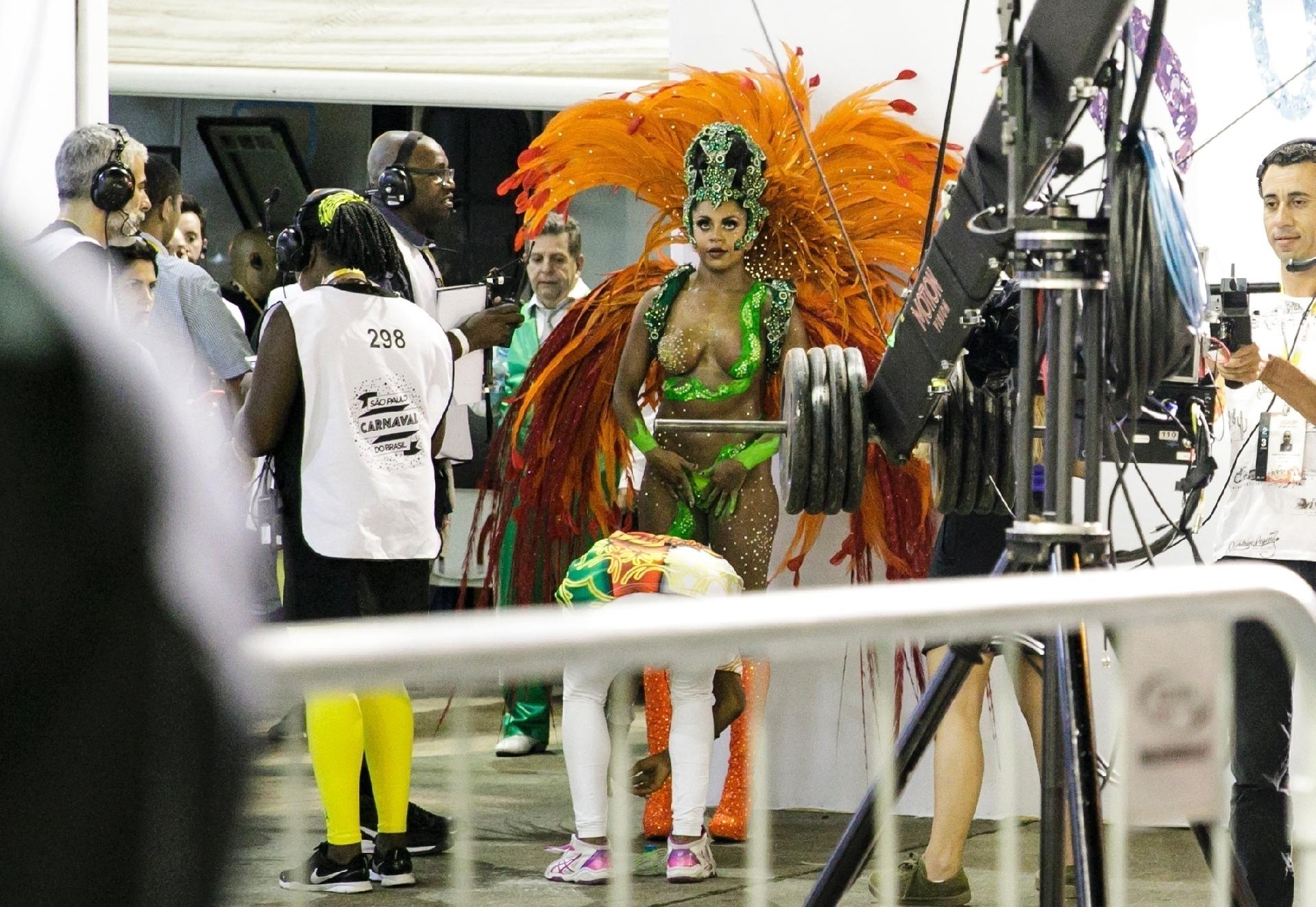 Integrante da X9 perde tapa sexo na avenida - Mariana Pekin/UOL