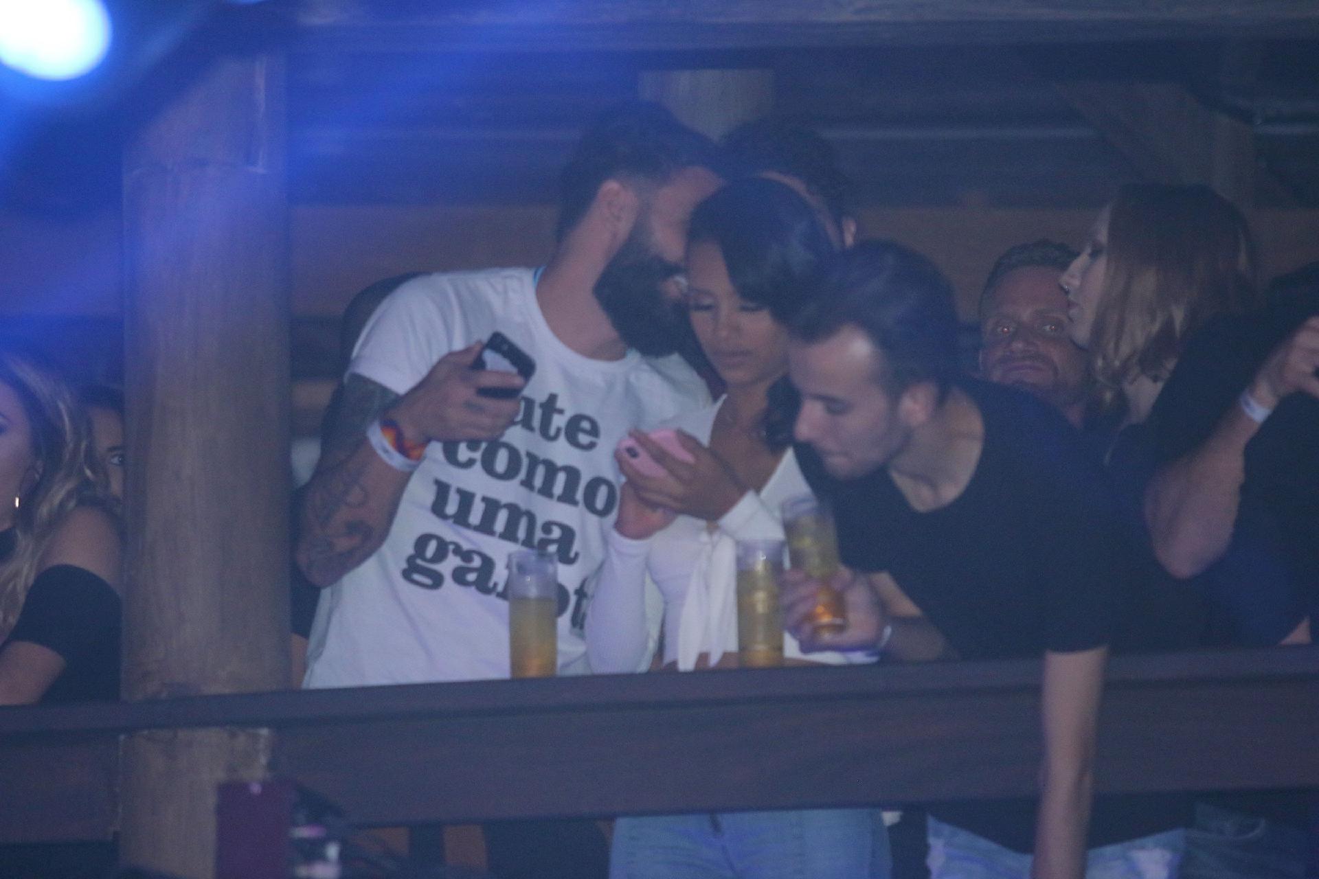 A campeã do "BBB 18" parecia mais interessada em olhar o celular que curtir a boate, que tem o pai de Neymar como um dos sócios - Daniel Pinheiro/Ag.News