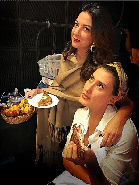 Ana Paula Padrão e Paola Carosella comem sanduíche no intervalo das gravações de "MasterChef" - Reprodução/Instagram