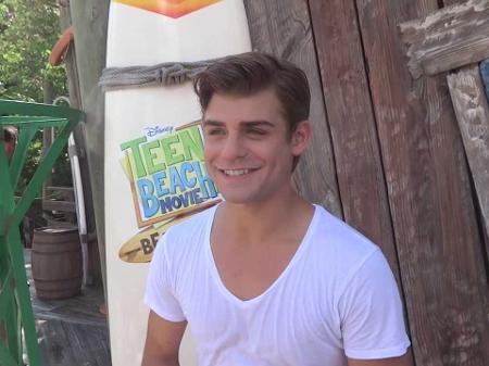 Garrett Clayton em cena da série "Teen Beach" - Reprodução