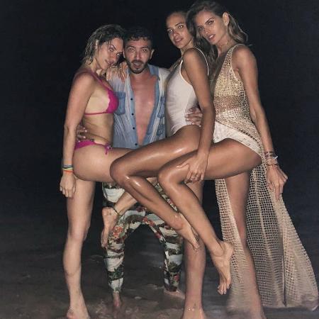 Em Noronha, Felipe posa com Giovanna Ewbank, Bruna Marquezine e Izabel Goulart - Reprodução/Instagram - Reprodução/Instagram