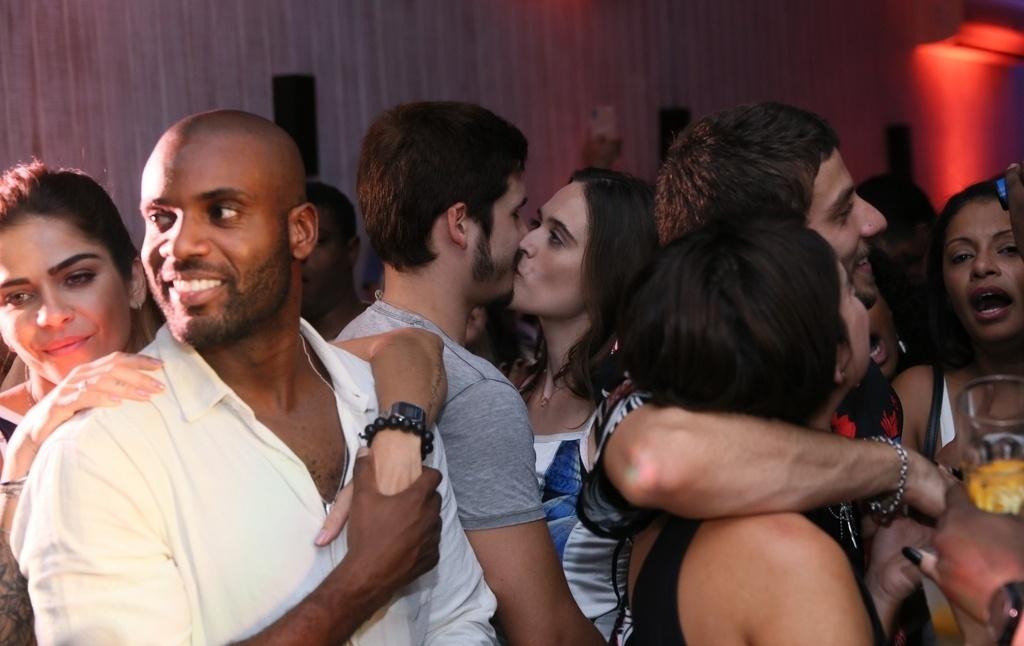 Nicolas Prattes e Juliana Paiva em clima de romance - Anderson Borde/Ag.News