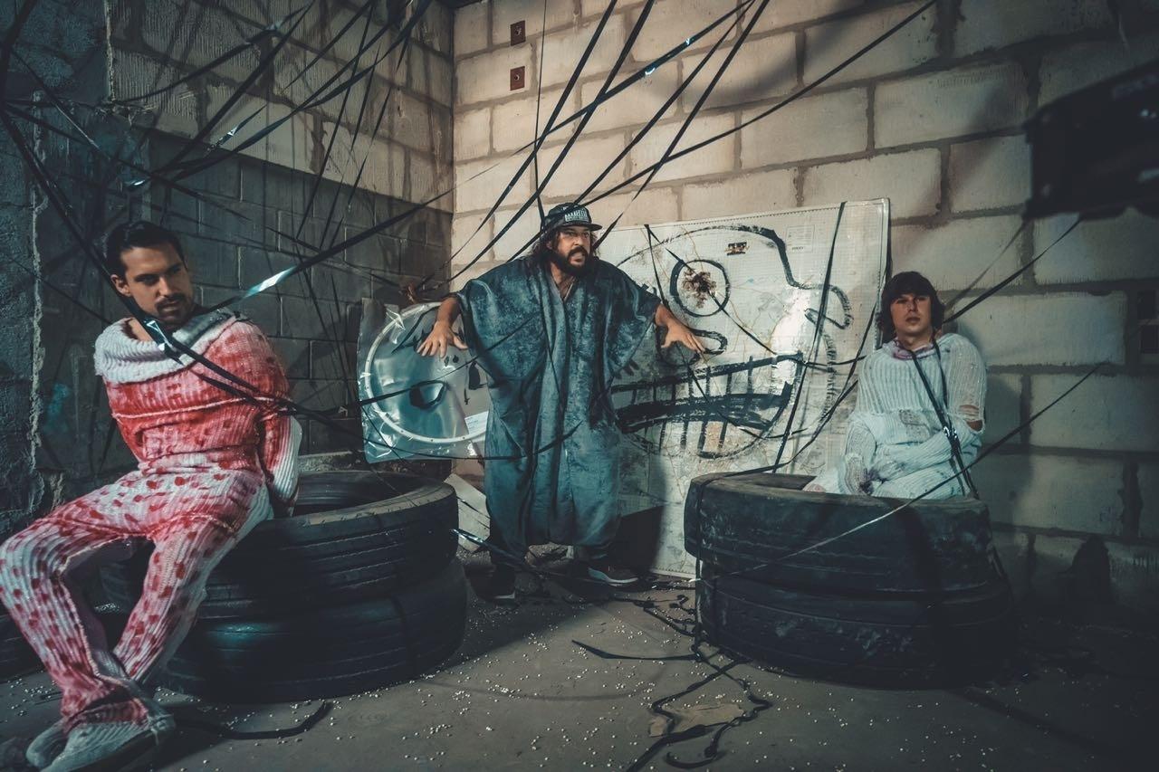 Cena do videoclipe "Matei o Presidente 2" de Gabriel O Pensador com Chemical Surf e DJ Meme - Diuvulgação