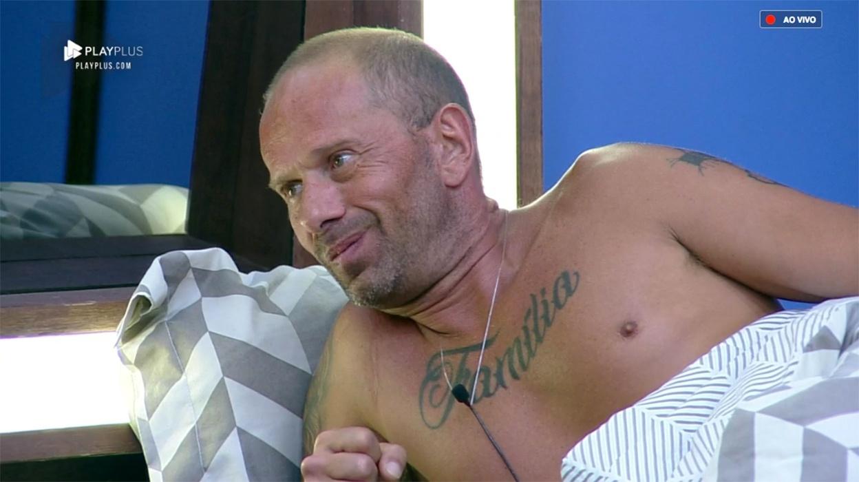 Rafael Ilha prepara sua tática de votos para a oitava formação de roça - Reprodução/PlayPlus