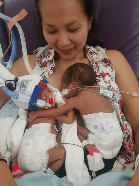 As gêmeas Olivia e Zoe em seu primeiro encontro após o nascimento - Reprodução/Instagram