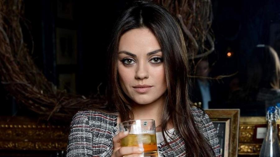 Mila Kunis foi uma das celebridades identificadas como "influência" em propagandas de bebida alcoólica no Reino Unido - Getty Images