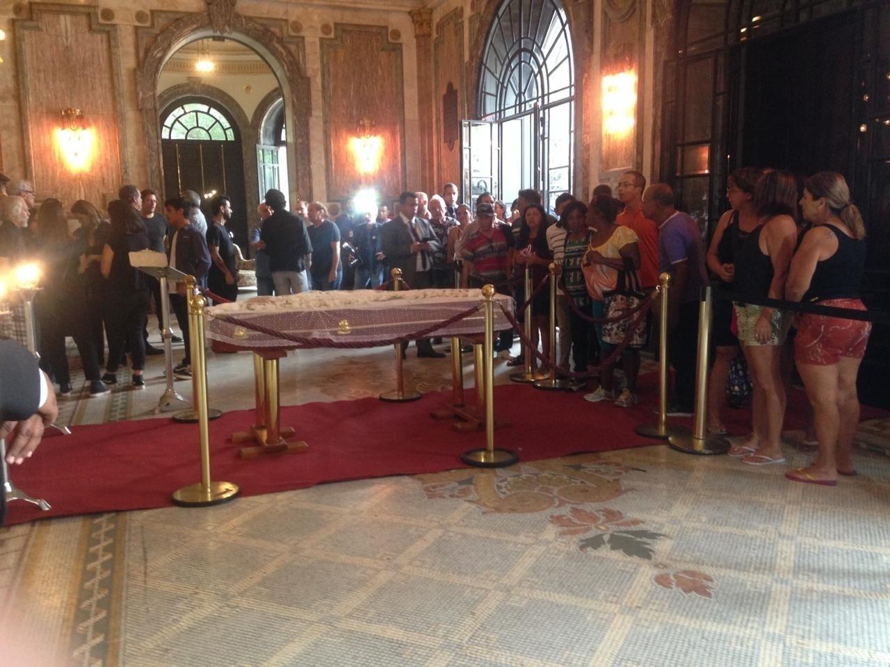 Resultado de imagem para Fãs, parentes e amigos se despedem do ator Lúcio Mauro em velório no Theatro Municipal