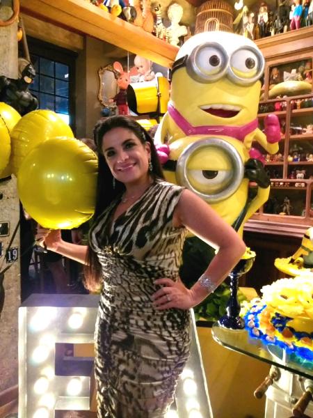 Lydia Sayeg posa com os Minions da festa de Fábio Arruda - Paulo Pacheco/UOL - Paulo Pacheco/UOL
