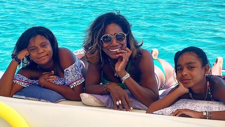 Gloria Maria com as filhas em viagem de férias - Reprodução/Instagram
