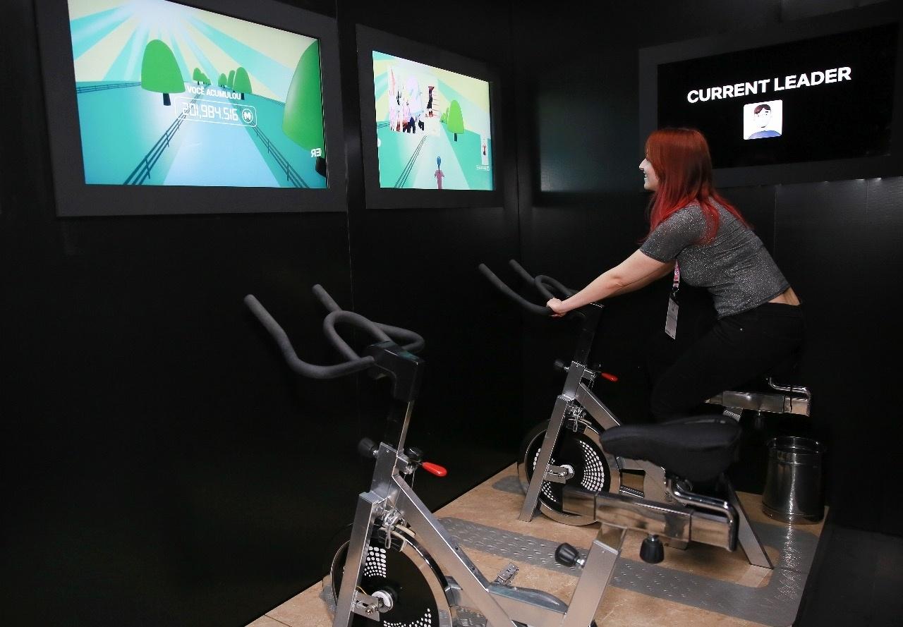 Público aproveita para fazer exercícios físicos na CCXP - Iwi Onodera/UOL