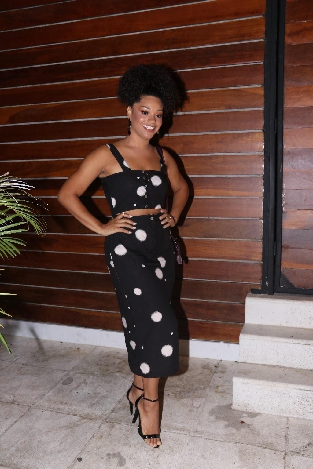 Já Juliana Alves, a Renatinha da novela, surgiu sorridente com um conjunto preto e branco - Thyago Andrade/Brazilnews