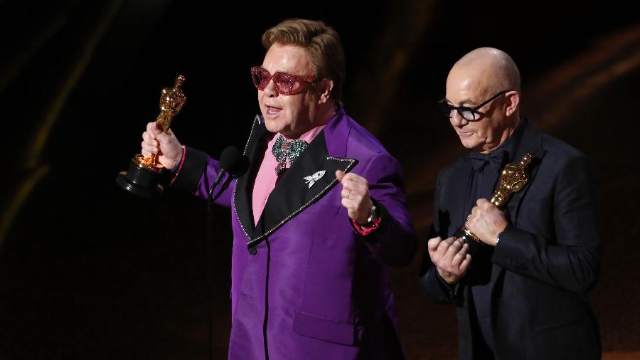 Elton John e Bernie Taupin recebem o Oscar de melhor canção original por "I"m Gonna Love Me Again", para a trilha de "Rocketman" - REUTERS/Mario Anzuoni