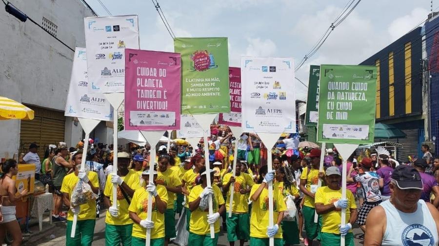 A pauta ambiental também fez parte do Galo da Madrugada, que desfilou ontem pelas ruas do Recife - Galo da Madrugada