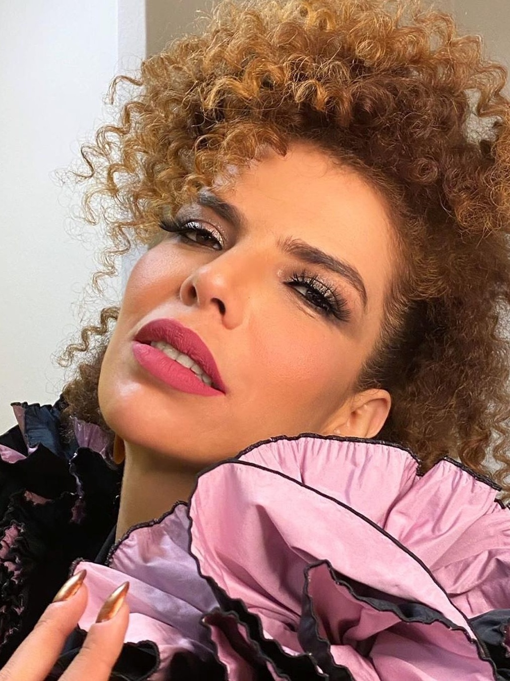 Vanessa da Mata gets hit on