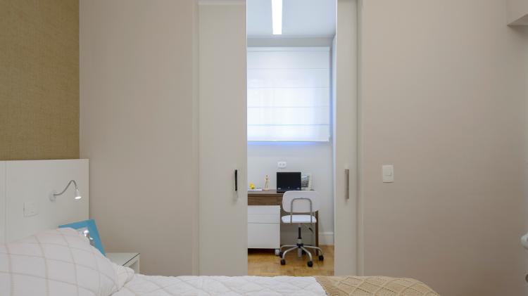 O morador precisava de um espaço para trabalhar no quarto e, na falta de área suficiente, a solução adotada pela arquiteta Carina Dal Fabbro (https://www.instagram.com/carinadalfabbroarq/) foi acomodar um minioffice dentro do closet. Contemplado com boa iluminação, tanto natural quanto artificial, conta com o básico do home office, mas sem abrir mão das regras de ergonomia. Além disso, a porta da seção de armários permite isolar o canto, sempre que necessário. - Divulgação - Divulgação