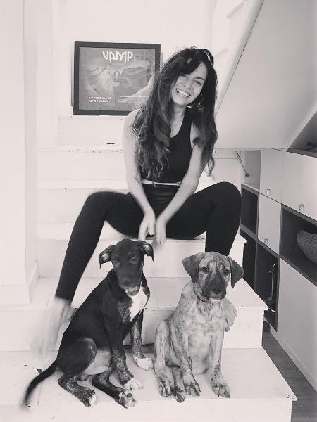 A atriz Claudia Ohana com seus cachorros adotados, em foto postada em janeiro - Reprodução/Instagram