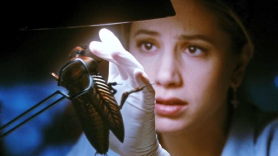 Mira Sorvino em cena do filme "Mutação" (1997), de Guillermo Del Toro - Reprodução