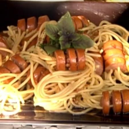 Varal de salsicha montado com espaguete; molho de tomate pode servir de acompanhamento - Reprodução/TV Globo
