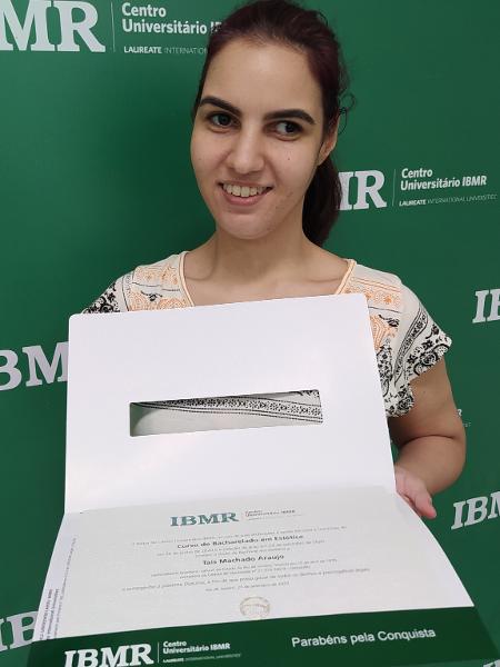 Tais pegou o diploma na semana passada e foi surpreendida: ela não sabia que ele viria em braile - Clarissa Barbosa/IBMR