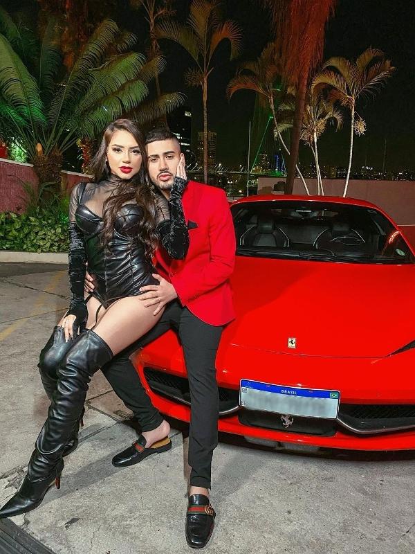 Kevinho e Tainá Costa posaram na frente de uma Ferrari