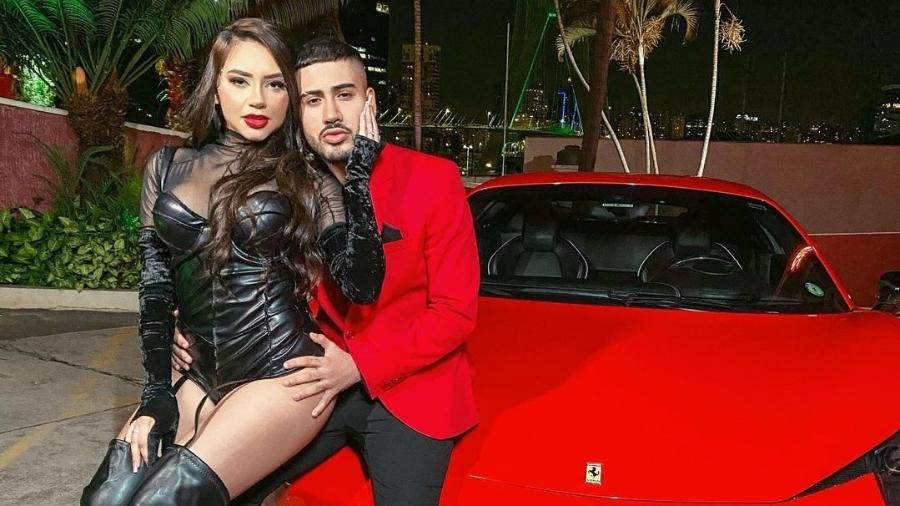 Kevinho e Tainá Costa posaram na frente de uma Ferrari - Reprodução/Instagram @kevinho