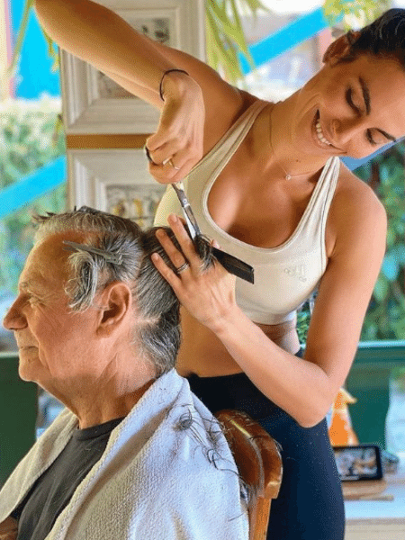 Rodrigo Santoro postou foto da esposa, Mel Fronckowiak, cortando cabelo de seu pai - Reprodução/Instagram/@rodrigosantoro