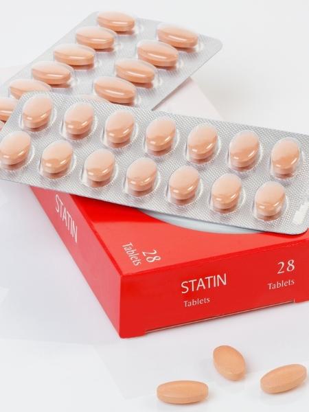 A sinvastatina é um medicamento da classe das estatinas, remédios usados para diminuir o colesterol 