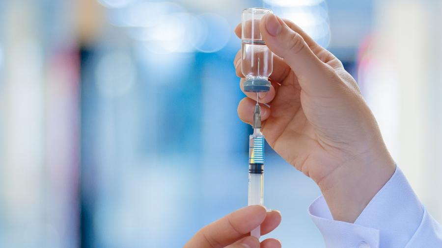 Ministro da Saúde, Marcelo Queiroga, afirmou que é "muito provável" que a pasta anuncie a redução do intervalo entre a primeira e a segunda dose da vacina da Pfizer - iStock