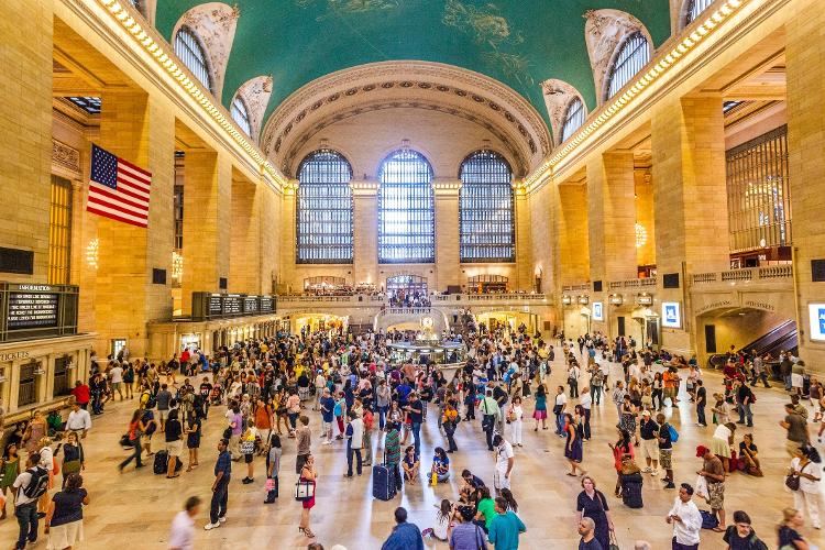 A famosa Grand Central Station, que liga metrôs e trens a ônibus pela cidade de Nova York