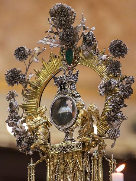 A ampola que contém o sangue de San Gennaro, mantida em relicário na Catedral de Nápoles: celebração atrai fieis e turistas - LightRocket via Getty Images