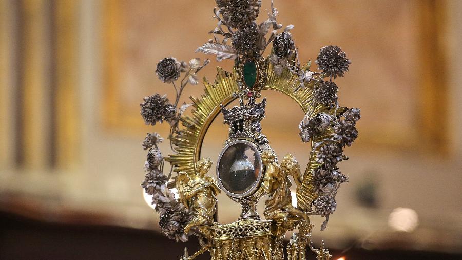 A ampola que contém o sangue de San Gennaro, mantida na Catedral de Nápoles: celebração atrai fieis e turistas - LightRocket via Getty Images