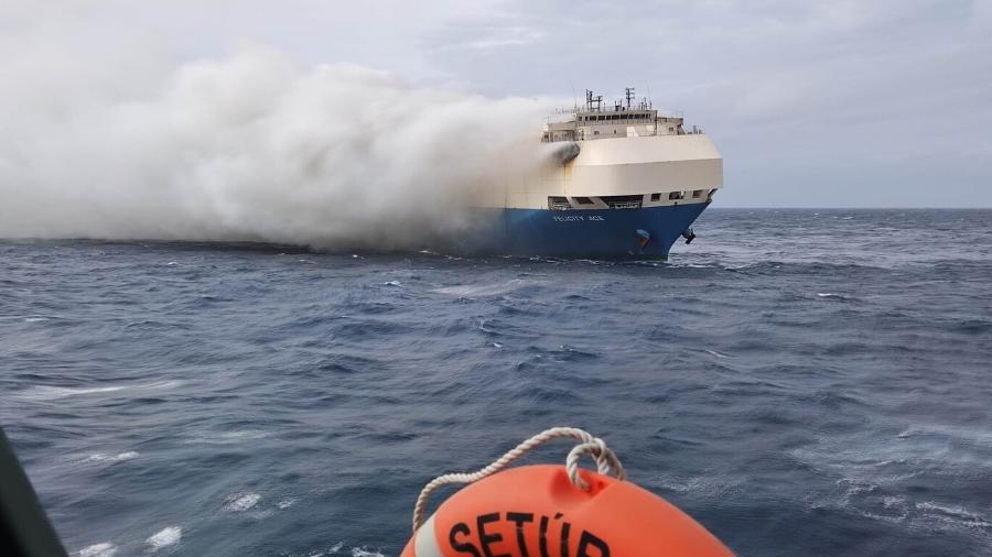 Navio cargueiro Felicity Ace pega fogo no Atlântico - Marinha de Portugal